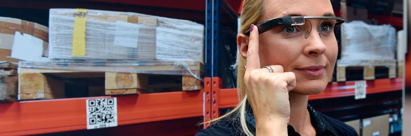 Intelligente Kommissionieranwendungen wie Smart Glasses oder Pick-by-Voice erobern schon heute die Lager. Wie die Zukunft der Kommissionierung aussehen könnte, diskutieren namhafte Fachvertreter auf einem gemeinsamen Forum von Cemat und MM Logistik.