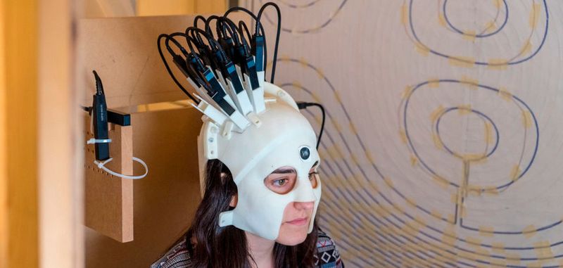 Britische Forscher haben einen mobilen Hirnscanner entwickelt, der wie ein Helm getragen werden kann.