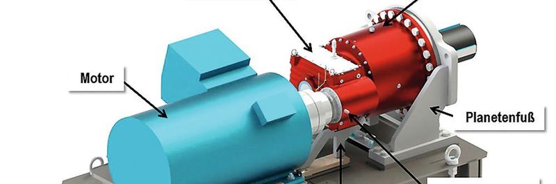Antriebspaket in der Ausgangskonstruktion mit seinen Komponenten auf dem Fundamentrahmen sowie der charakteristische Messpunkt HSS (High-Speed-Shaft) an der Antriebswelle. Das zweistufige Industrieplanetengetriebe P092ADR180 hat eine einstufige Stirnradvorstufe. Der Motor ist eine 500-kW-Asynchronmaschine.