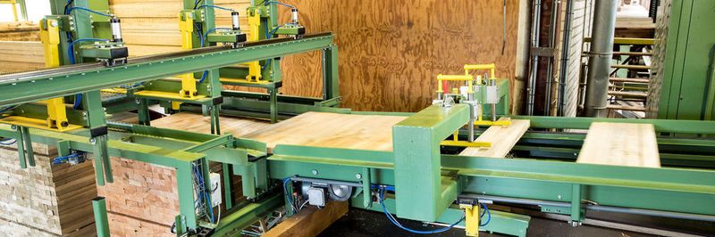 Die Rollon-Mono-Rail-Profilschienenführungen dienen der Breiteneinstellung des Staplers, der Holzzufuhr und der Bewegung der Maschinenarme.