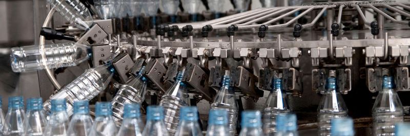 Kombinierte Drehübertrager ermöglichen es bei einer Getränkeabfüllanlage, die Flaschen mit Spülmitteln und Wasser zu reinigen, mit Druckluft auszublasen sowie mit den entsprechenden Flüssigkeiten neu zu befüllen.
