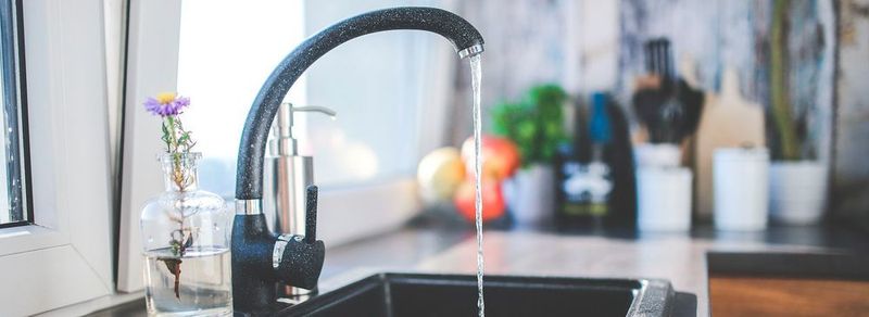 Wie steht es um die Trinkwasserqualität in Deutschlands Haushalten? Eine aktuelle Studie zeigt Blei- und Nickelüberschreitungen im Trinkwasser und gibt Hinweise auf das Alter der Leitungen und Armaturen am Punkt der Entnahme.