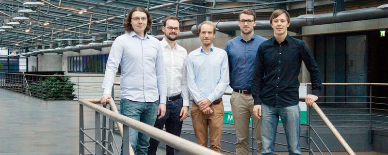 Das Team rund um Jakob Karbaumer (2. v. li.) und Felix Ballendat (re.). Ihr Ziel: urbane Mobilität besser machen – mit einem alltagstauglichen Leichtbau-Hoverboard für die letzte Meile.
