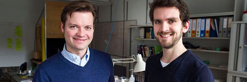 Jannis Fischer (l.) und Max Ahnen mit einem einfachen Modell des Kopfteils ihres BPET-Scanners.