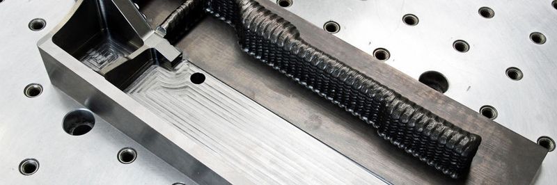 Typisches Bauteil mit einer Masse von 2,1 kg aus einer Titanlegierung. Der endkonturnahe Rohling konnte mit dem 3DMP-Verfahren in 45 min gedruckt werden.