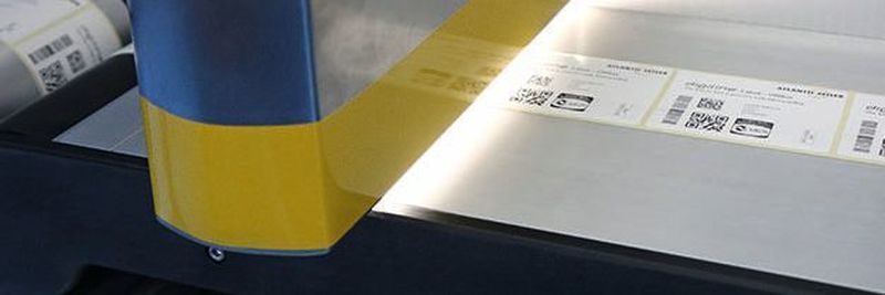 Die Workstation des Highspeed-Drucksystems Digiline Label erlaubt es, per Kamera erkannte fehlerhafte Etiketten einfach und sicher manuell zu entfernen.