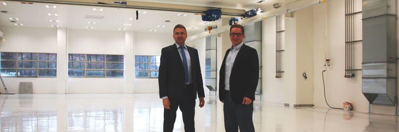 Dr. Thomas Jakob (li.), Riegler-Chef, und sein Projektleiter Andreas Oswald kurz vor der Inbetriebnahme der neuen Reinräume.