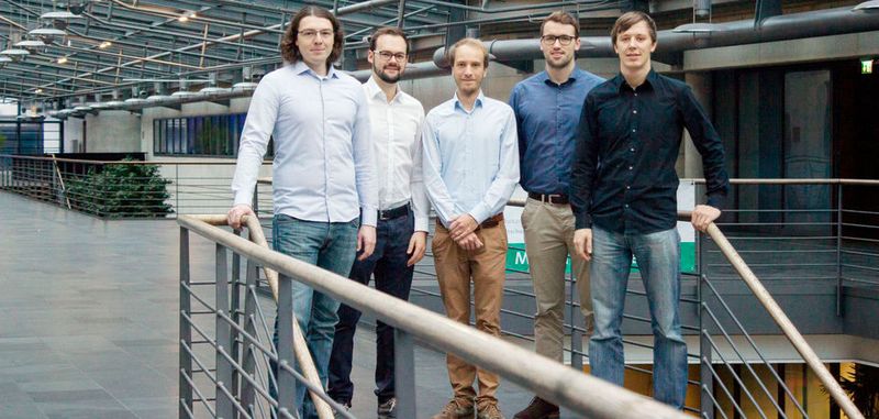 Das Team rund um Jakob Karbaumer (2. v. li.) und Felix Ballendat (re.). Ihr Ziel: urbane Mobilität besser machen – mit einem alltagstauglichen Leichtbau-Hoverboard für die letzte Meile.