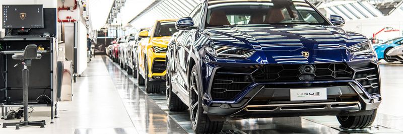 Mit der flexiblen Lackiererei kann Lamborghini beim Modell Urus jeden Farbwunsch wirtschaftlich realisieren.