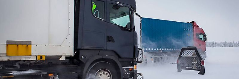 In dem von Scania entwickelten Lkw-Notbremssystem werden Radar- sowie Kamerasensoren im Zusammenspiel verwendet, um die Umwelt zu erkennen. Es soll Heckkollisionen vermeiden.