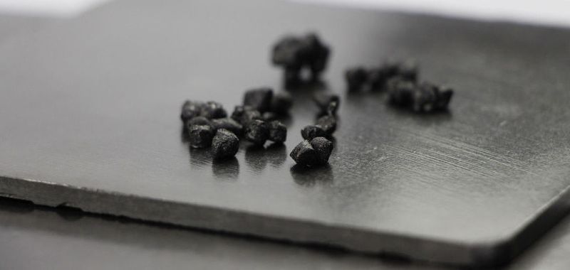 Das Fraunhofer ICT stellt aus recycelten, klein gehäckselten Carbonfasern (oben) Bipolarplatten (unten) für Batterien und Brennstoffzellen her.