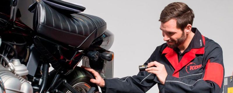 Wer sich den Technikcheck seines Motorrades nicht zutraut, kann auch einen Experten hinzuziehen.