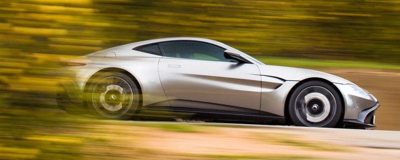 Gerade einmal 3,6 Sekunden vergehen, bis das Coupé bei Tempo 100 ist.