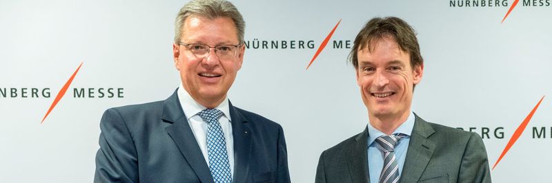 Dr. Roland Fleck, CEO Nürnberg Messe Group, und John van der Valk, Managing Director UBM EMEA Amsterdam, auf der Eröffnungspressekonferenz zur MT-Connect. In der Hand halten sie bereits den Flyer zur neuen Messe Medtec Live.