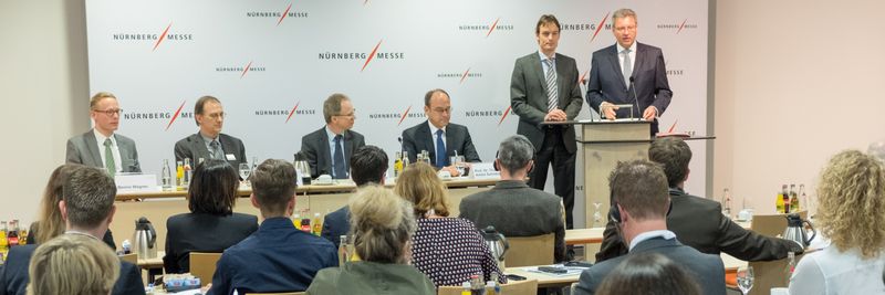 In Anwesenheit von Journalisten verkünden John van der Valk, Managing Director UBM EMEA Amsterdam, und Dr. Roland Fleck, CEO Nürnberg Messe Group, auf der Eröffnungspressekonferenz zur MT-Connect ihre Pläne für die neue Messe Medtec Live.