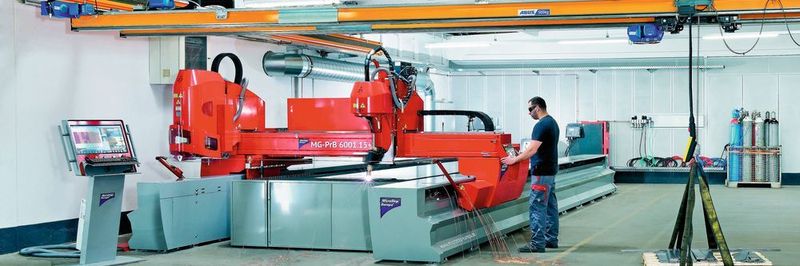 Flexibel für Rohre, Profile und Blech: die Plasmaschneidanlage von Microstep beim Hersteller für Schallschutzeinrichtungen sta in Hamm.