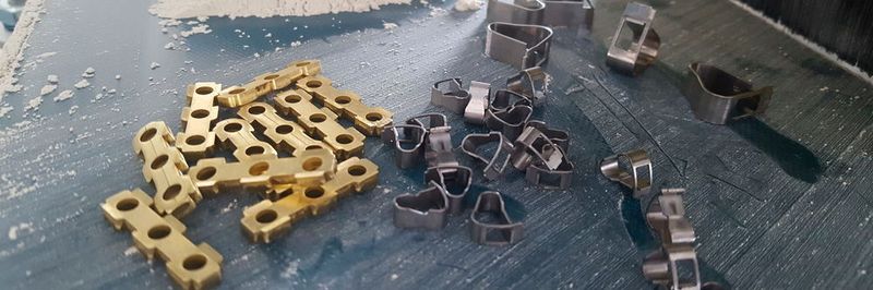 Metall- und Kunststoffoberflächen müssen vor der Weiterverarbeitung, wie zum Beispiel vor dem Bedrucken, Lackieren, Pulverbeschichten oder Bekleben gereinigt und entfettet werden.
