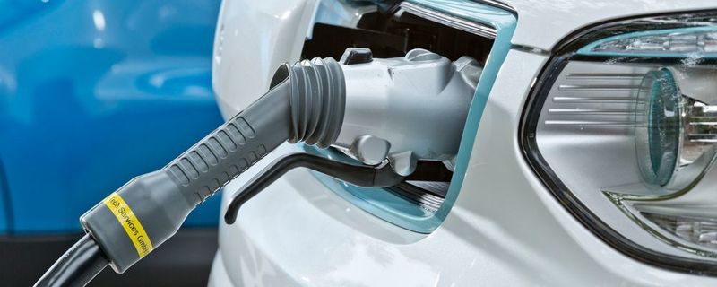 Hält die Bundeskanzlerin an ihrem Vorhaben fest, bis 2020 eine Million E-Autos auf die Straßen zu bringen?
