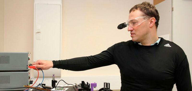 Der Cyberanzug selbst ist mit Dehnungssensoren ausgestattet, die Bewegungen von Armen und Beinen messen. Ein zusätzliches EKG erfasst die Herzfrequenz und gibt Aufschluss über die Belastung des Trägers.