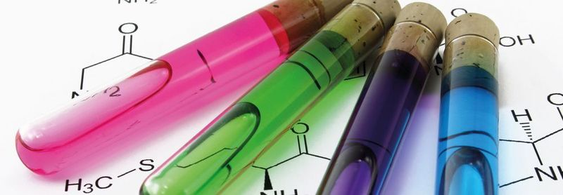 Abb. 1: Aufgrund ihrer Vielseitigkeit wird Trifluoressigsäure (TFA) häufig in der organischen Synthese eingesetzt.