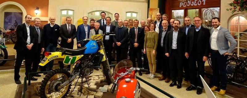 Die Acem-Jahreshauptversammlung bei Peugeot-Roller in Sochaux mit Reiner Brendicke (vierter v.li.).