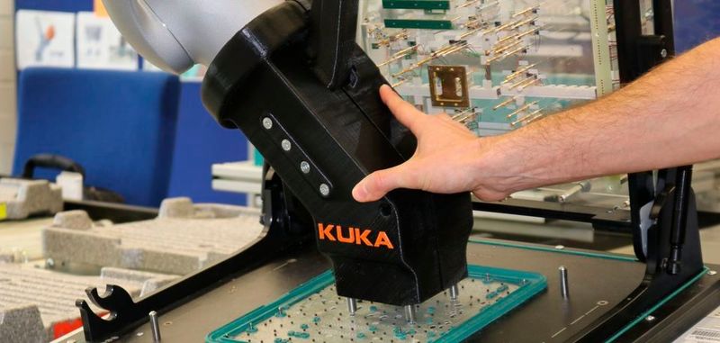 Hand in Hand: KUKA-Roboter lernt im Fujitsu-Werk vom Kollegen Mensch