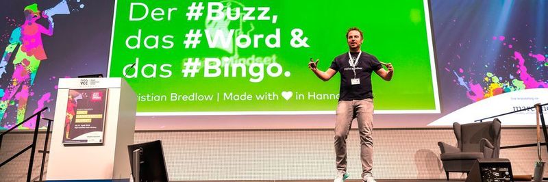 In seiner Keynote erklärte Christian Bredlow den Teilnehmern des Lead Management Summit in spaßig-pointierter Ernsthaftigkeit das dringende Erklärungsbedürfnis, das bei Mitarbeitern und Führungskräften durch die Digitalisierung und das ganze Buzzword-Chaos entsteht.