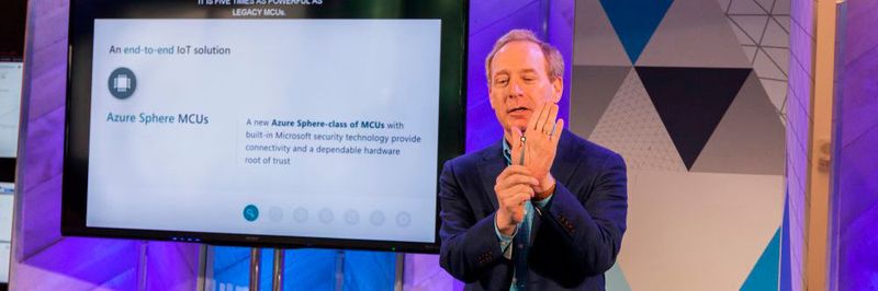 Brad Smith, Präsident von Microsoft, präsentiert den von seiner Firma für IoT-Geräte entwickelten Microcontroller. Er soll unter einer speziell für den Chip geschaffenen OS mit Linux-Kernel laufen, die mit einem Cloud-Dienst auf Azure kommuniziert.