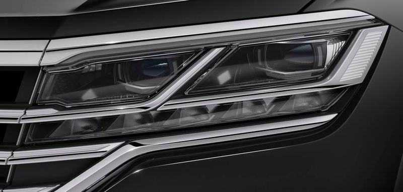 Die LED-Matrixscheinwerfer im VW Touareg bestehen aus je 128 einzeln steuerbare LEDs. Für die Lichtsteuerung fliießen unter anderem GPS- und Kameradaten mit ein.