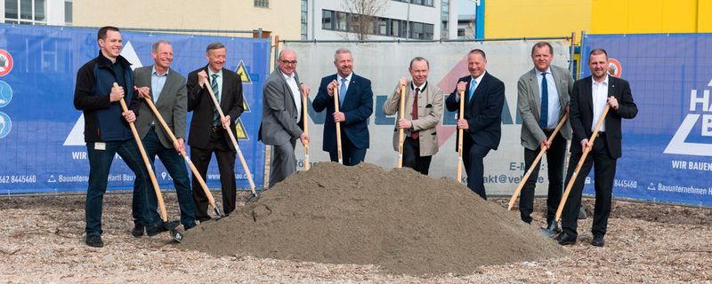 Spatenstich für die neuen Montagehallen der Kiefel GmbH.