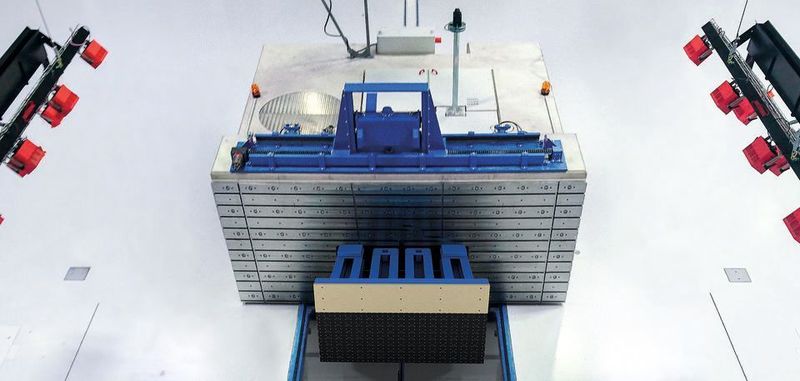 Für Frontalaufpralltests nach dem Small overlap Crashtest hat Messring einen massiven Crashblock mit einem Gewicht von 100 Tonnen entwickelt.