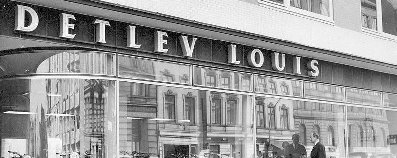 Die Schaufensterfront in der Rentzelstraße in den frühen 60er Jahren. Rechts im Bild: Detlev Louis mit Sohn Stephan.