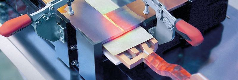 Induktives Löten von Kupferprofilen für den Tranformatorenbau: Die Profile werden mit Klemmen zusammengehalten und über dem Induktor von Eldec positioniert. Bei einer Löttemperatur von 680 bis 720 °C schmilzt das eingesetzte Phosphorlot und sorgt so für eine dauerhaft feste Verbindung.