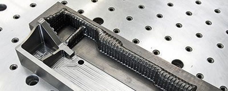 Typisches Bauteil mit einer Masse von 2,1 Kilogramm aus einer Titanlegierung. Der endkonturnahe Rohling wurde in 45 Minuten hergestellt.