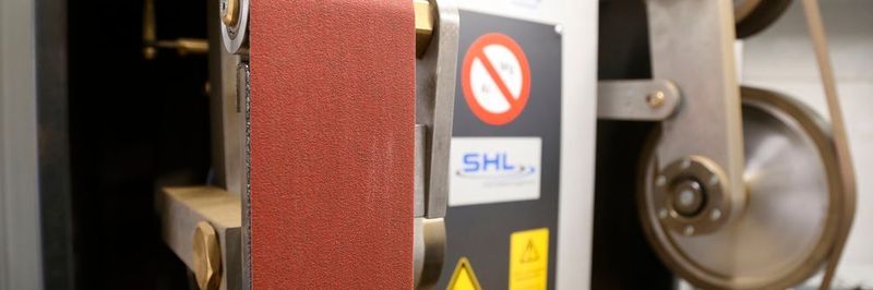 Für den richtigen Schliff sorgt eine SHL-Doppelfreiband- und Kontaktrollenschleifmaschine vom Typ DKS 250/450 ROB.