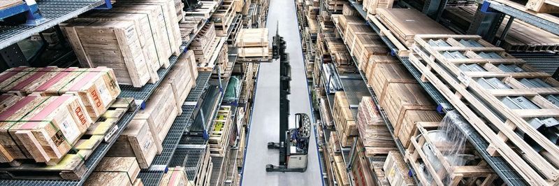 Im Hochregallager: Automatisiertes Bestandsmanagement erlaubt eine Teileverfügbarkeit von über 95 %.