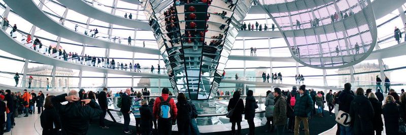 Die Glaskuppel über dem Bundestag/Alter Reichstag soll Offenheit in der Politik demonstrieren. Die IT-Politik hat da noch Nachholbedarf.