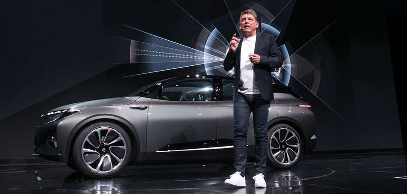 „Unser Auto ist ein elektrisches Premium-SUV mit konnektiven Möglichkeiten, die weit über bisherige Fahrzeuge hinausgehen. Wir liefern, was andere noch versprechen”, erläutert Byton-Boss Carsten Breitfeld.