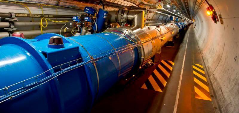 Der Large Hadron Collider ist der weltweit größte und leistungsfähigste Teilchenbeschleuniger. Mithilfe von Messkarten werden die Teilchenstrahlen überwacht, die sich im 27 km langen Beschleunigerring mit nahezu Lichtgeschwindigkeit bewegen.