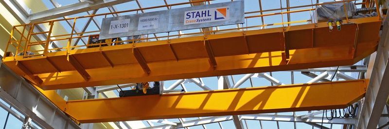 Montiert wurden die Krane und Hebezeuge vor der Fertigstellung der Hallendächer, um die Montage zu erleichtern.