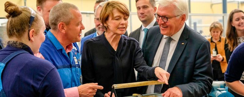 Im Rahmen der Woche der beruflichen Bildung besuchten Bundespräsident Frank-Walter Steinmeier und seine Ehefrau Elke Büdenbender kürzlich das Ausbildungszentrum des BMW Group Werks Leipzig.