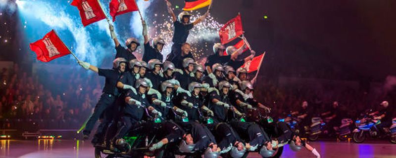 Die legendäre Motorradstaffel der Hamburger Polizei zeigt Gruppendynamik.