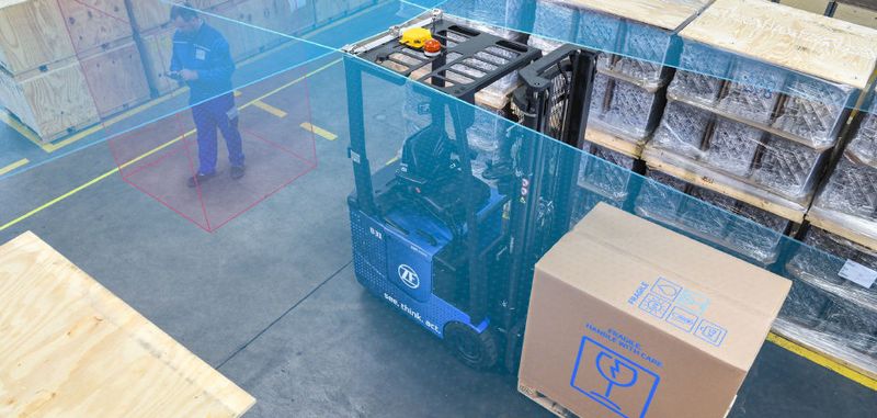 Hochautomatisierte Fahrfunktionen sorgen für mehr Arbeitssicherheit: Der ZF Innovation Forklift umfährt eigenständig Hindernisse und hält an, sobald sich Personen im Fahrweg befinden.