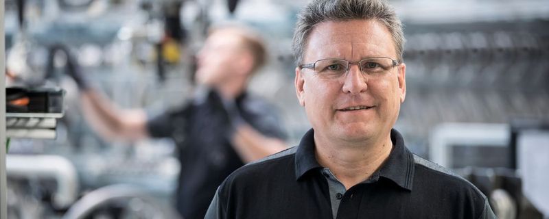 Frank Deiß, 54, verantwortet bei Mercedes-Benz den Bereich Powertrain Produktion – rund 28.000 Mitarbeiter arbeiten in diesem Bereich.