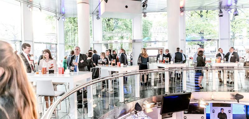 Das 30ste Frühlingsfest der ELEKTRONIKPRAXIS fand in diesem Jahr in den Ausstellungsräumen von BMW am Lenbachplatz im Zentrum von München statt. Bei sommerlichen Temperaturen trafen sich die gelandenen Gäste, um in entspannter Atmosphäre abseits des Tagesgeschäfts zu plaudern und Kontakte zu knüpfen.