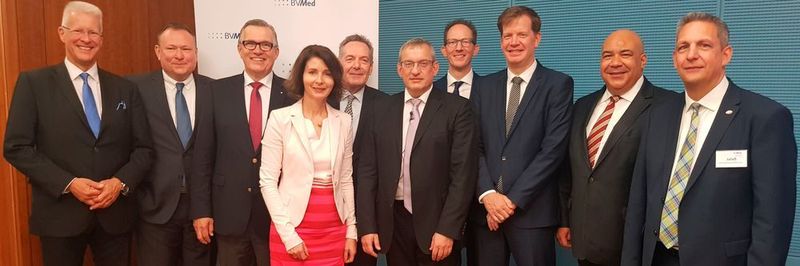 Der BV-Med-Vorstand 2018/19: Stefan Widensohler, Marc Michel, Dr. Manfred Elff, Christiane Döring, Joachim M. Schmitt, Dr. Meinrad Lugan, Ben Bake, Frank Lucaßen, Dr. Chima Abuba, Mark Jalaß (v.l.n.r.).