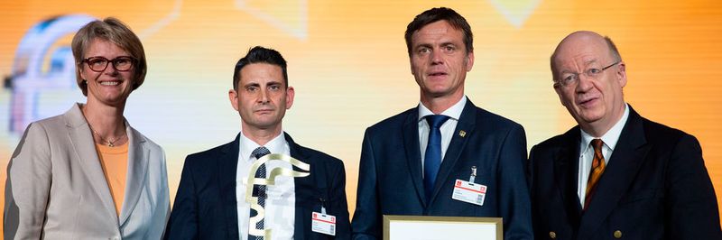 Die Verleihung des Hermes Awards (v.l.): Anja Karliczek, Bundesministerin für Bildung und Forschung, Harald Hertweck, Managing Director Endress+Hauser, Giovanni Colucci sowie Jury-Vorsitzender Prof. Wolfgang Wahlster.