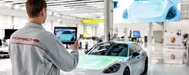 Sind die CAD-Daten des Fahrzeugs eingelesen worden, erfasst die Tabletkamera, die über ein Bauteil gehalten wird, beispielsweise Formabweichungen unmittelbar.