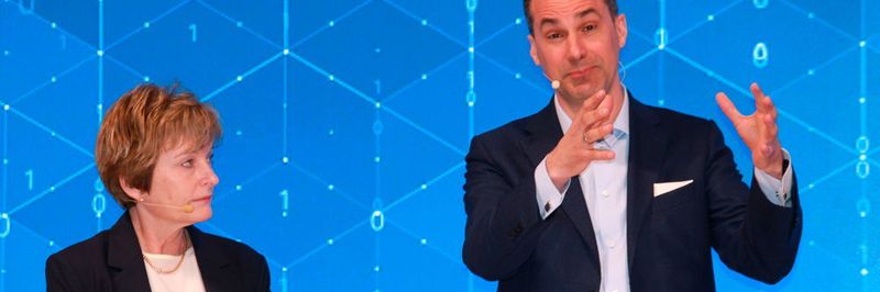 Dr. Beatrix Natter (links), CEO Transformers bei Siemens, und Cedrik Neike, Vorstandsmitglied der Siemens AG, stellen auf der Hannover Messe 2018 die neuartigen Transformatoren namens Sensformer vor.