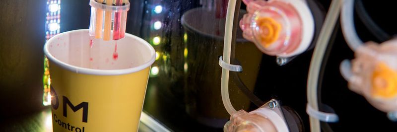 Der Getränkemixer erwirbt nach der Getränkebestellung des Messebesuchers eine Lizenz beim Marktplatz und kann mit dieser das verschlüsselte Rezept einmalig entschlüsseln. So kann das ausgewählte Getränk vor den Augen des Besuchers zubereitet werden.